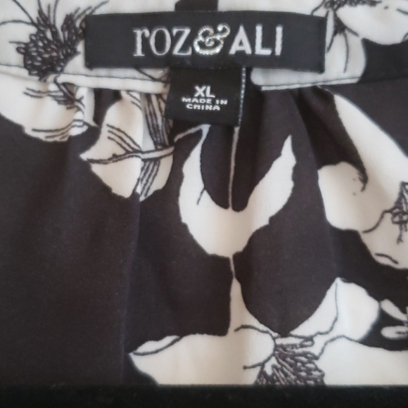 Roz & Ali Monochrome Floral Sleeveless Top - Picture 2 of 2